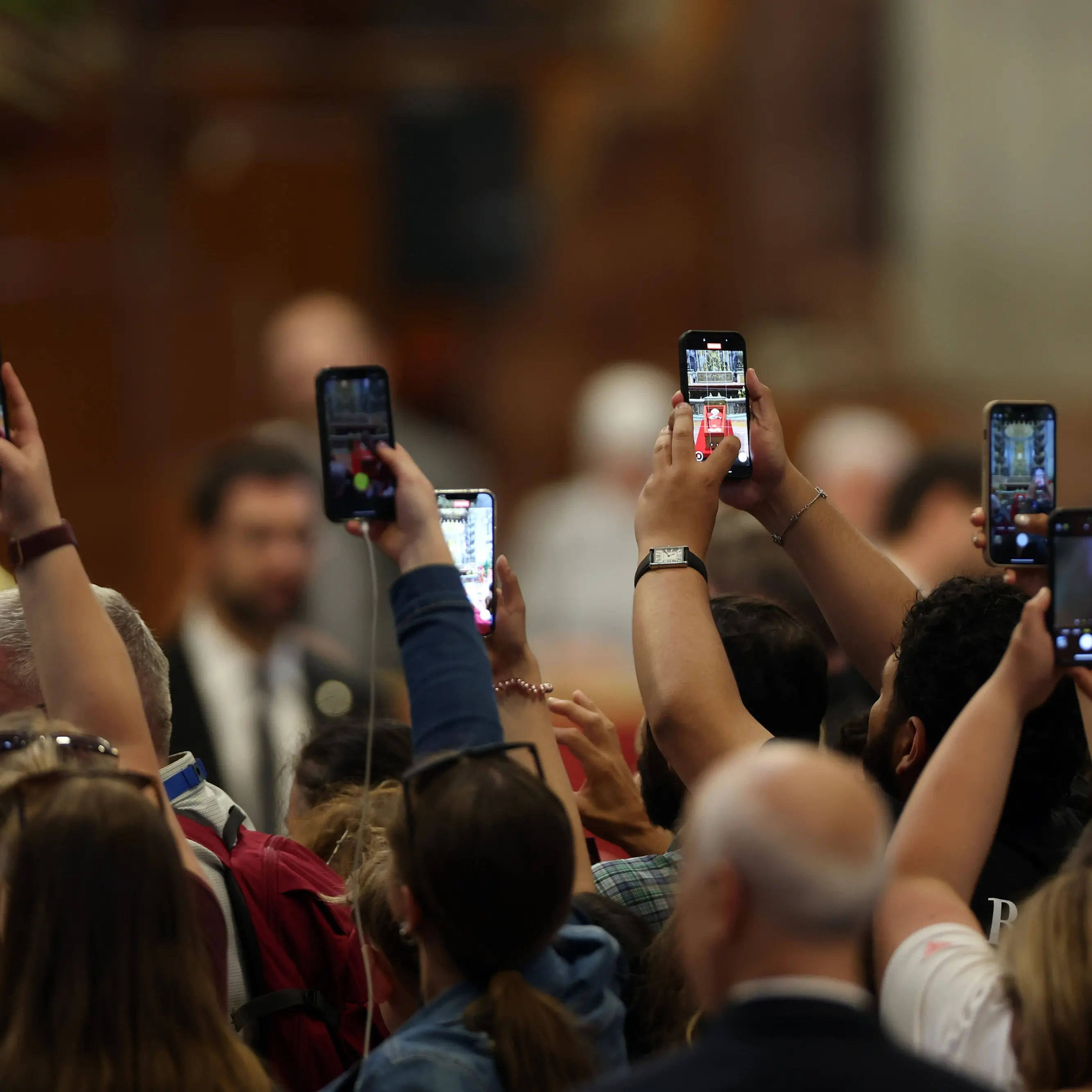 Selfie con la salma, hashtag e cuoricini: così col Papa è morto anche il buon senso