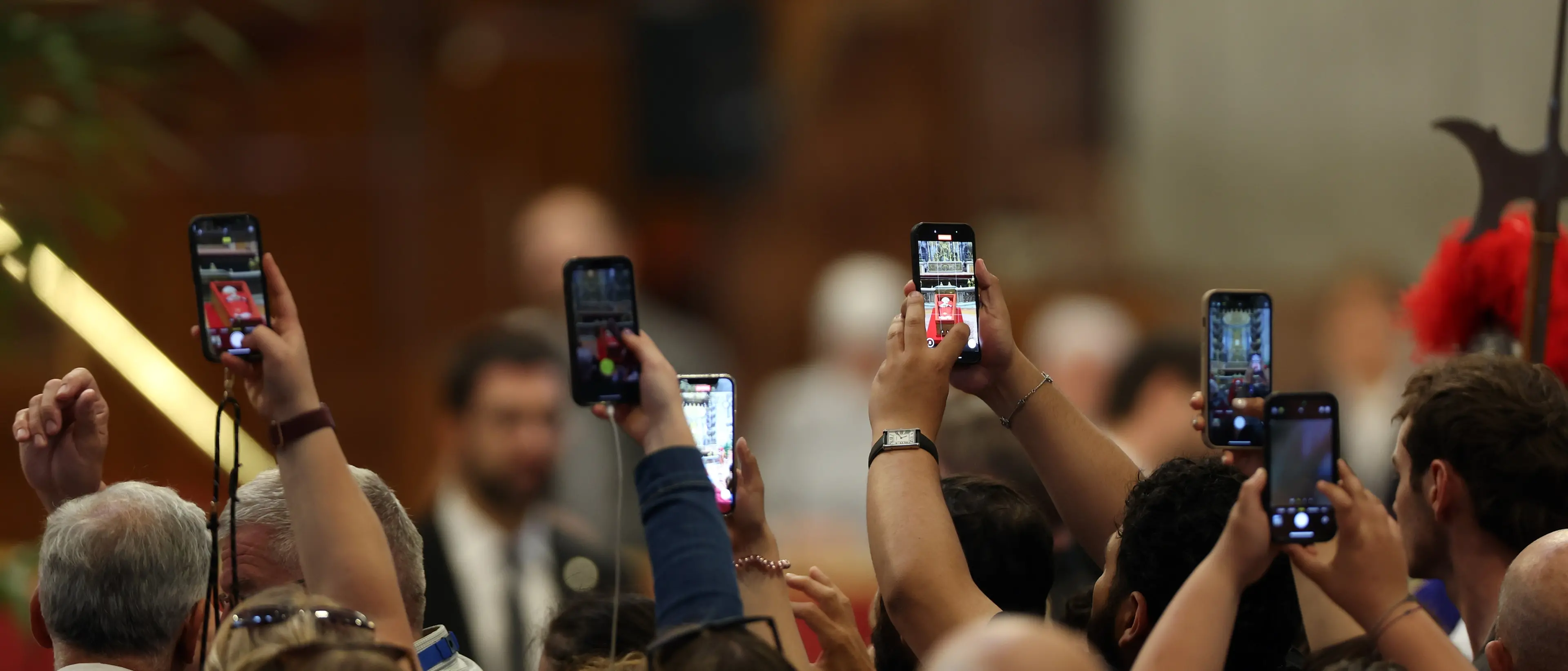 Selfie con la salma, hashtag e cuoricini: così col Papa è morto anche il buon senso