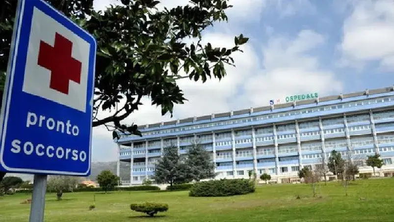Follia al Pronto soccorso di Lamezia, paziente aggredisce un’infermiera e prende a pugni i medici cubani accorsi per difenderla