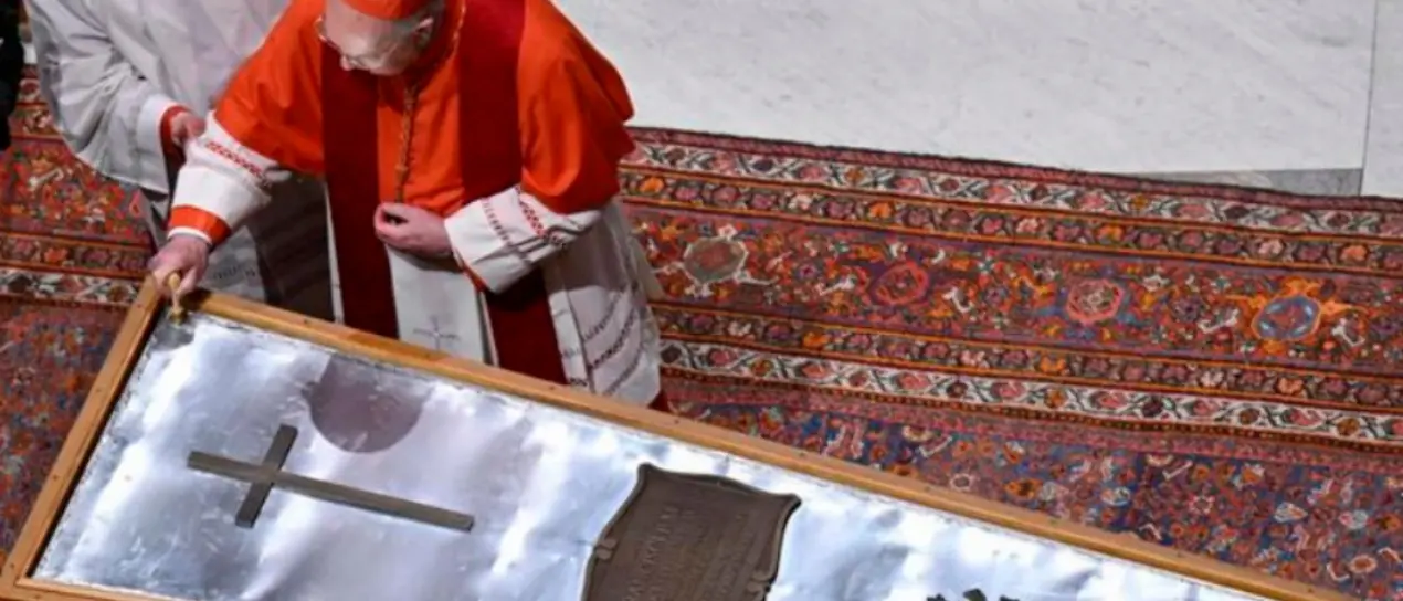 Ieri la chiusura della bara di papa Francesco: «ha lasciato una testimonianza di umanità e vita santa»\n