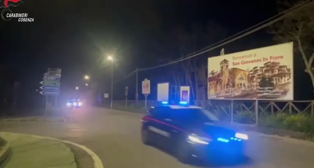 Droga a San Giovanni in Fiore, una pistola puntata alla testa e poi il pestaggio per costringere un cliente a pagare\n