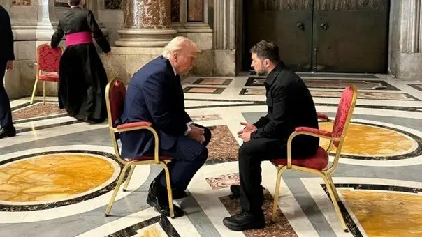 Funerali papa Francesco, Trump e Zelensky si incontrano in Vaticano per un breve colloquio – LA FOTO
