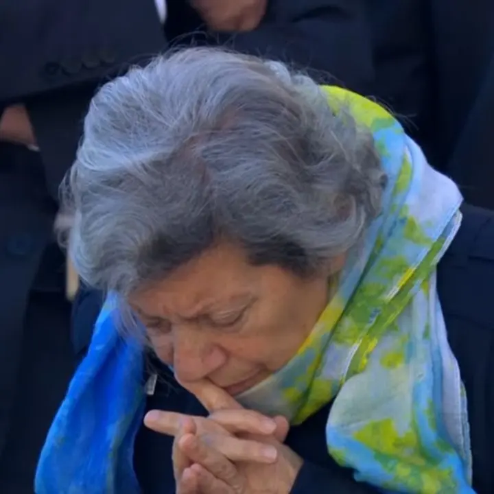 Anche la signora calabrese dei fiori gialli in piazza con i 250mila per i funerali di papa Francesco\n