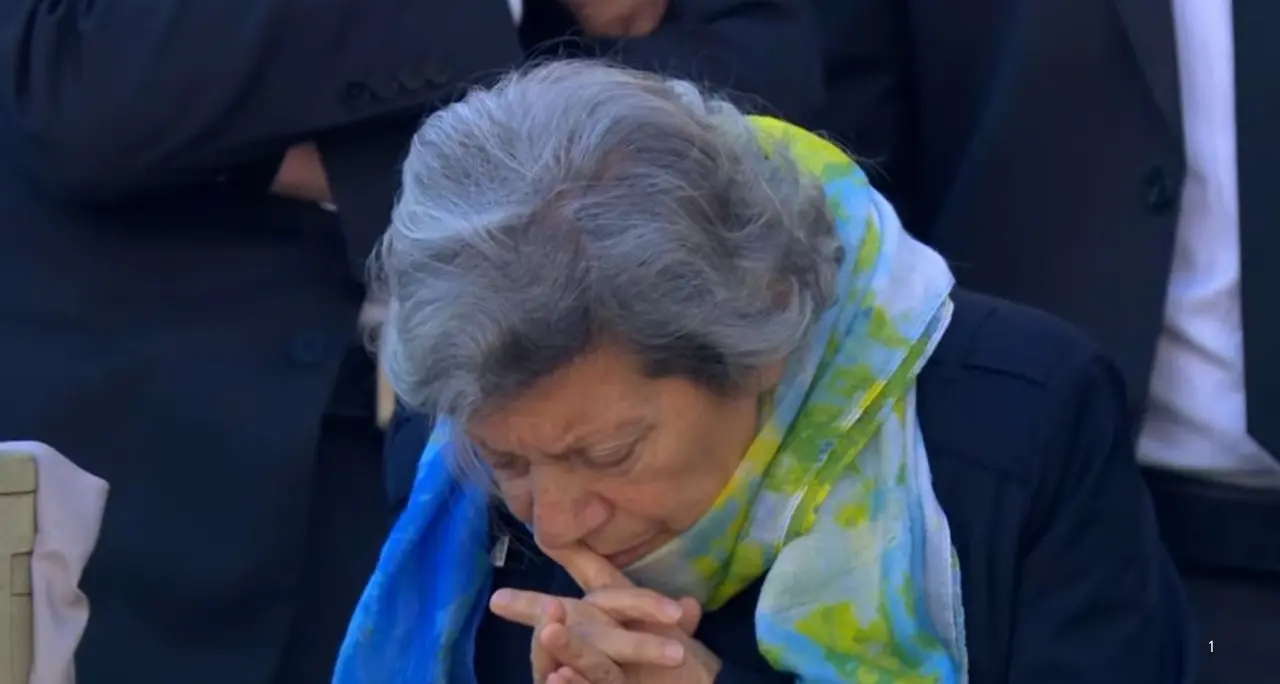 Anche la signora calabrese dei fiori gialli in piazza con i 250mila per i funerali di papa Francesco\n