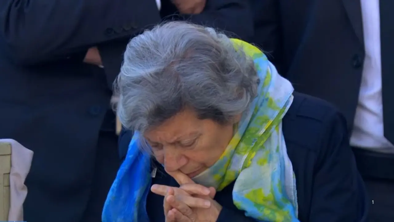 Anche la signora calabrese dei fiori gialli in piazza con i 250mila per i funerali di papa Francesco\n