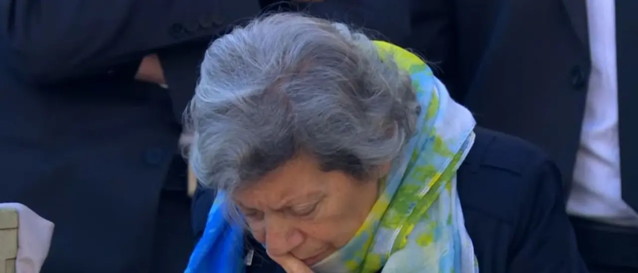 Anche la signora calabrese dei fiori gialli in piazza con i 250mila per i funerali di papa Francesco\n