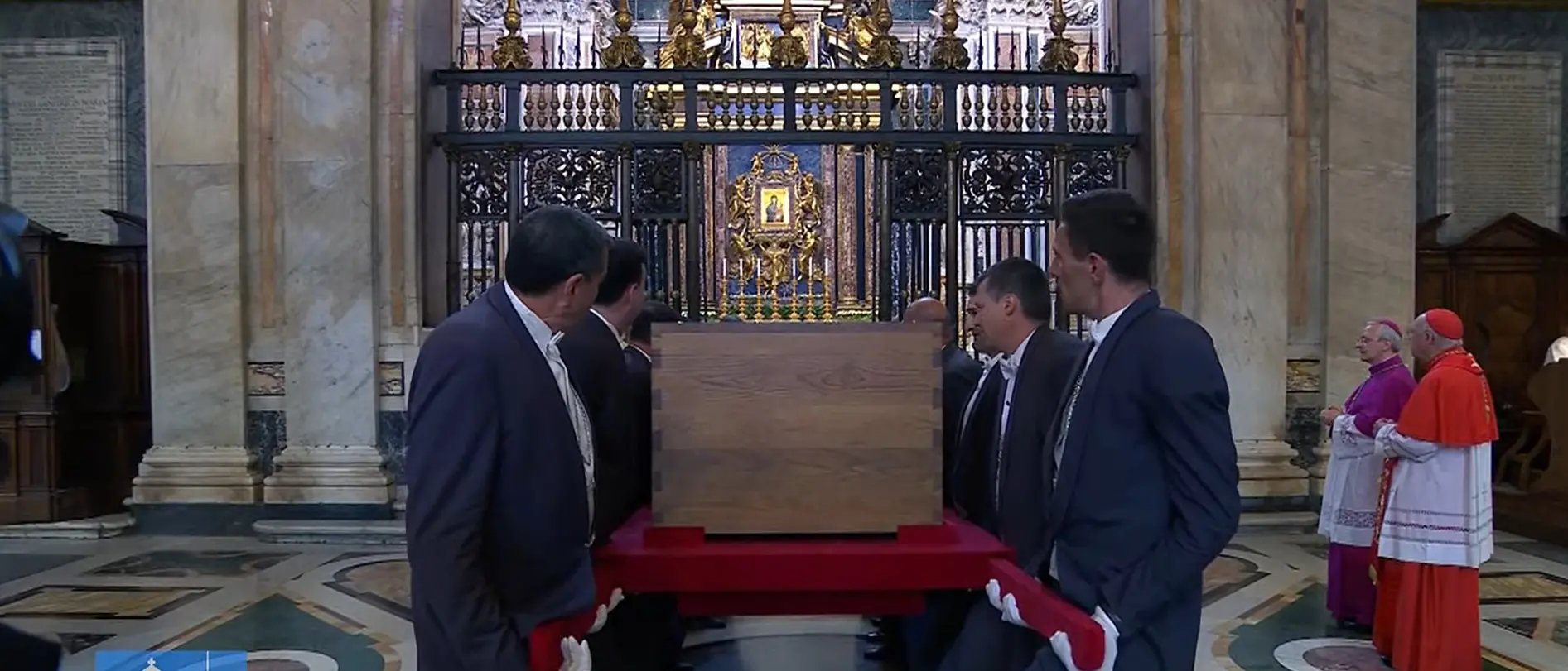 L’ultimo saluto al Papa, il corteo funebre attraversa Roma e raggiunge Santa Maria Maggiore: «Viva Francesco» –\u00A0LIVE\n