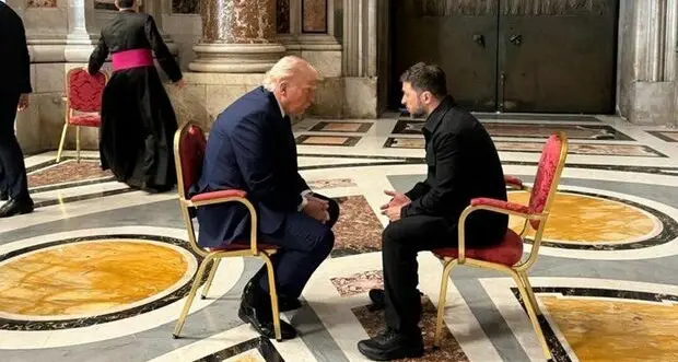 Trump e Zelensky come marionette a San Pietro: quando apparire a tutti i costi è una religione\n