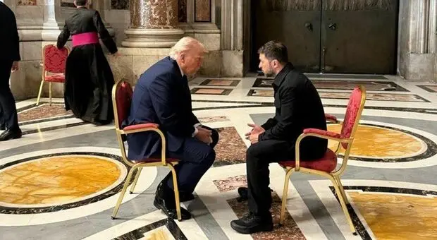 Trump e Zelensky come marionette a San Pietro: quando apparire a tutti i costi è una religione\n