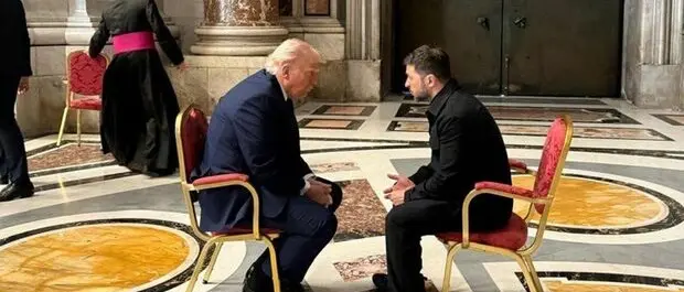 Trump e Zelensky come marionette a San Pietro: quando apparire a tutti i costi è una religione\n