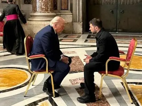 Trump e Zelensky come marionette a San Pietro: quando apparire a tutti i costi è una religione