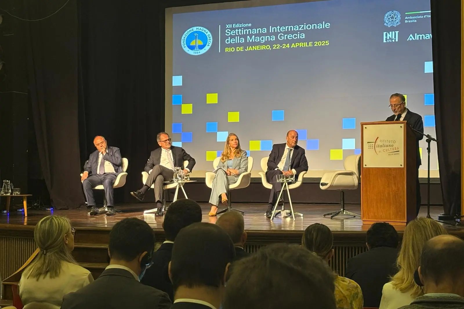 <p>Gratteri e Nicaso nel corso del forum a Rio De Janeiro</p>\\n