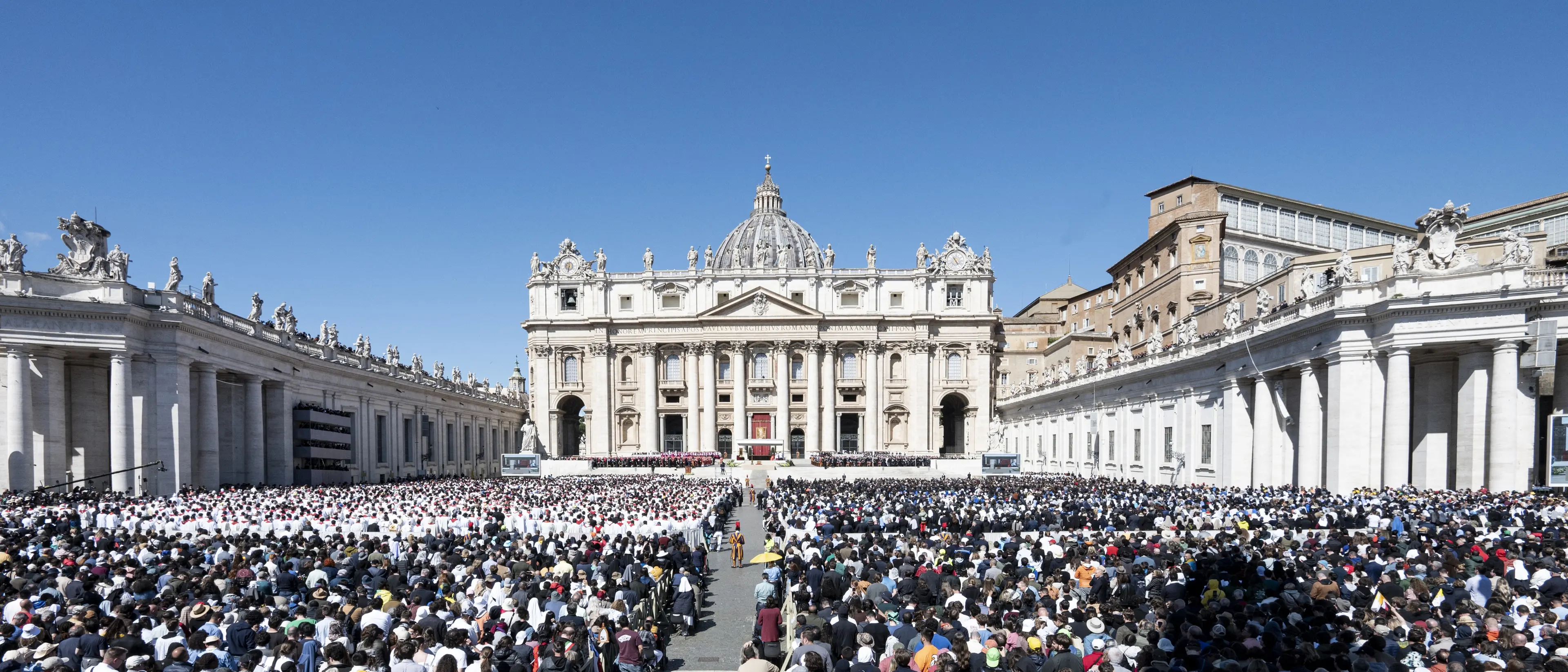 Le foto dei funerali di papa Francesco: la folla, Trump in prima fila e l’uomo con la rosa bianca\n