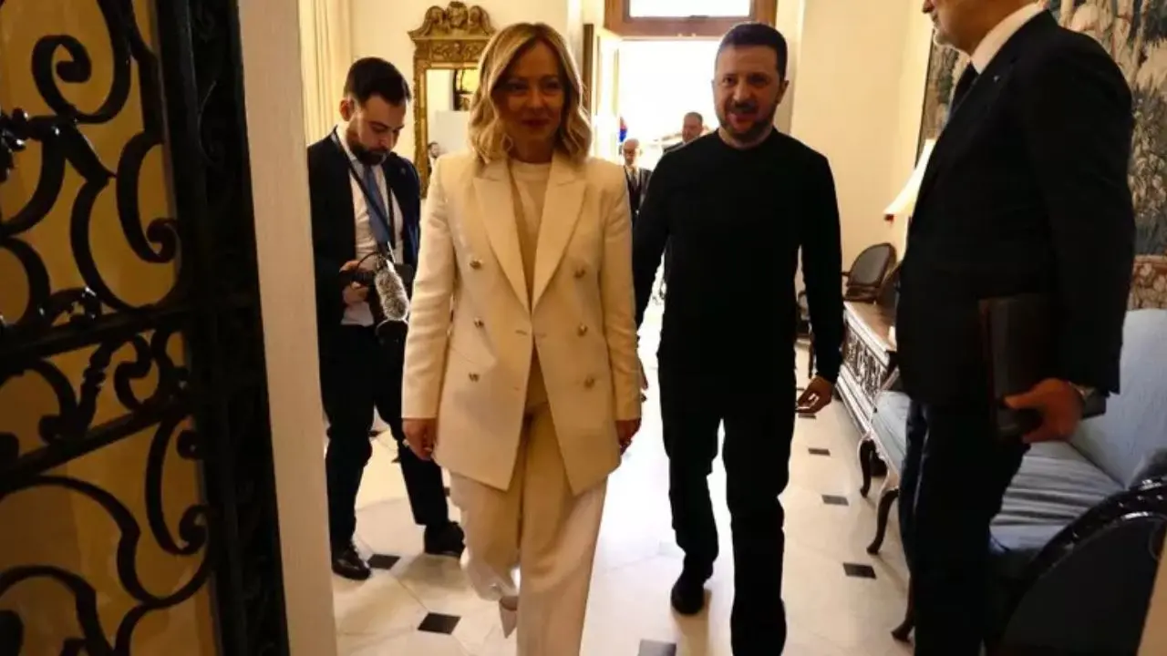 Ucraina, Meloni incontra Zelensky: «Mosca dimostri di volere la pace»\n
