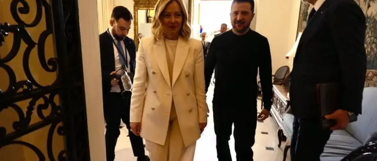 Ucraina, Meloni incontra Zelensky: «Mosca dimostri di volere la pace»\n