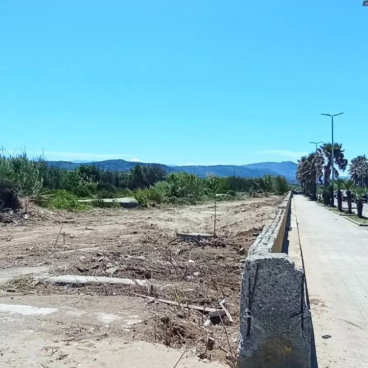 Lungomare di Gioia Tauro, in corso la riqualifica di un'area per anni\u00A0in stato di abbandono. «Situazione brutta e pericolosa»\n