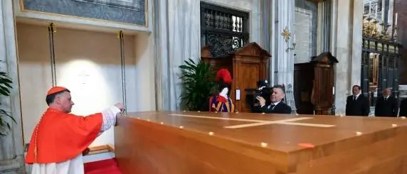 Papa Francesco ora riposa a Santa Maria Maggiore: «La Madonna mi ha detto di prepararmi la tomba»\n