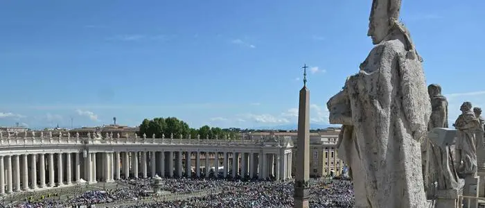 A San Pietro in 200mila per il Giubileo degli adolescenti in ricordo di Papa Francesco: «Dolore e senso di smarrimento»\n
