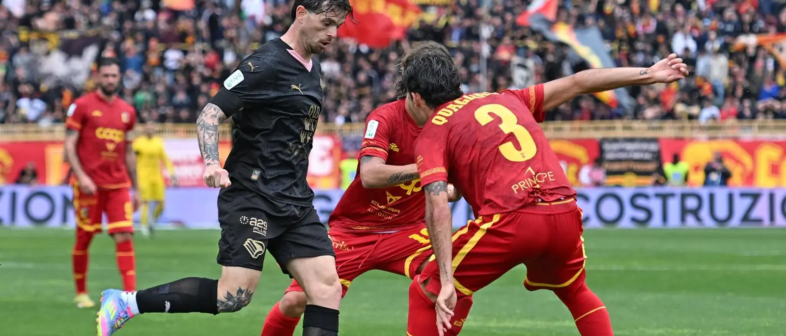 Catanzaro-Palermo, brutta sconfitta per le Aquile che vengono raggiunte dai rosanero in classifica. Finale 1-3\n