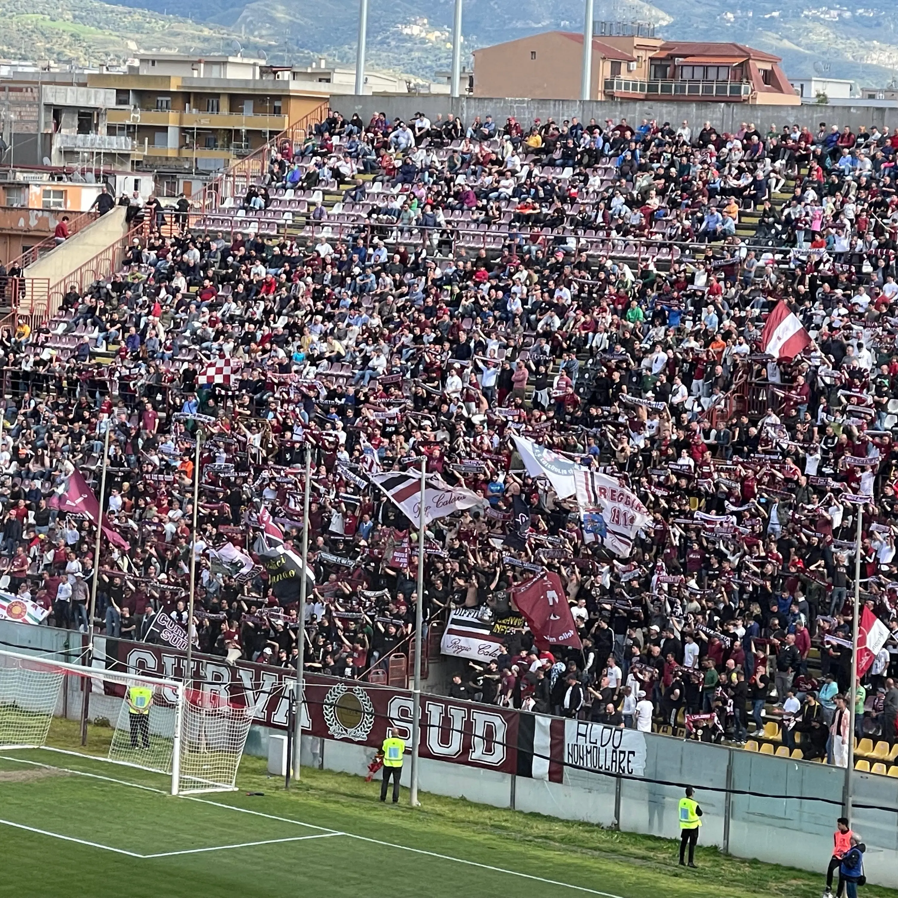 Missione compiuta: la Reggina batte il Castrumfavara 3-1 e resta a -1 dal Siracusa. Ultimi 90’ decisivi per la serie C\n