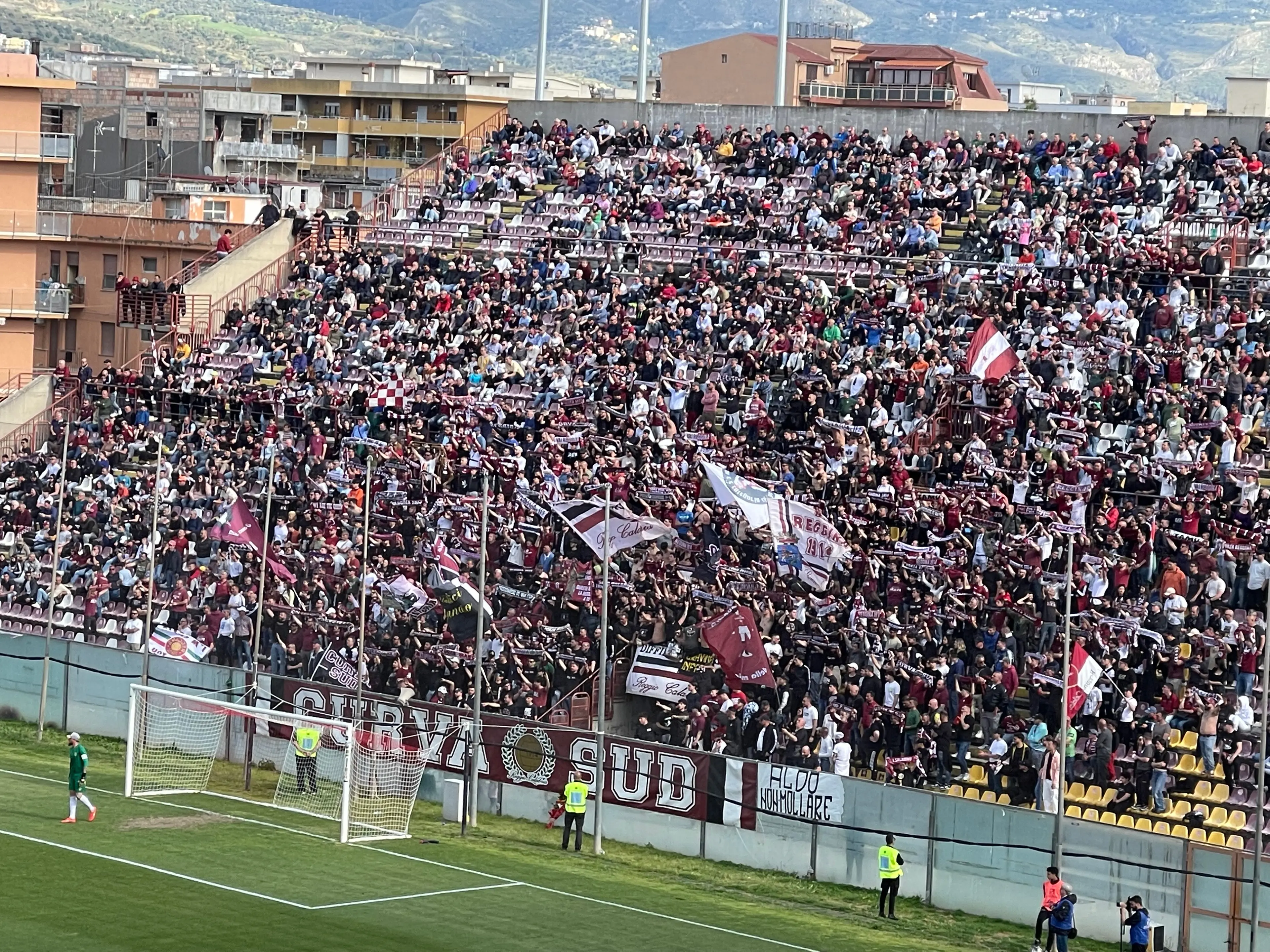 Missione compiuta: la Reggina batte il Castrumfavara 3-1 e resta a -1 dal Siracusa. Ultimi 90’ decisivi per la serie C\n