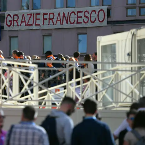 Roma, migliaia di fedeli a Santa Maria Maggiore per rendere omaggio a Papa Francesco\n