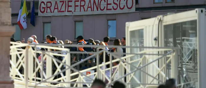 Roma, migliaia di fedeli a Santa Maria Maggiore per rendere omaggio a Papa Francesco\n