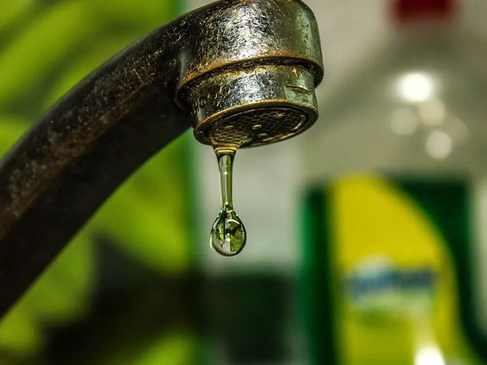 Cariati, la denuncia di un cittadino: «Manca l’acqua ogni mese, non riesco a lavare mio figlio neonato»