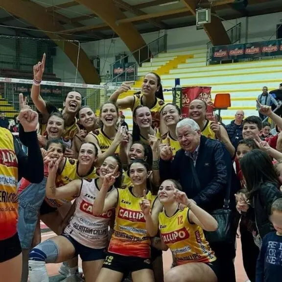 Volley femminile, la Tonno Callipo vola in Serie B1: decisivo il successo per 3-1 contro il Palermo