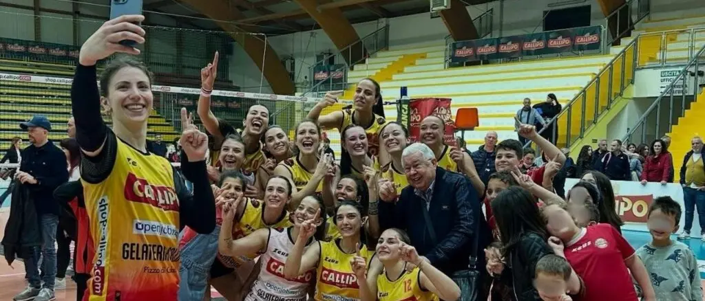 Volley femminile, la Tonno Callipo vola in Serie B1: decisivo il successo per 3-1 contro il Palermo