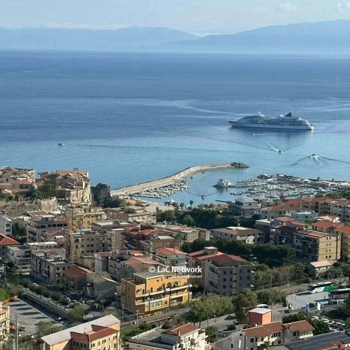 A Tropea arriva Ms Europa: per 12 anni ha detenuto il titolo di miglior nave da crociera al mondo\n