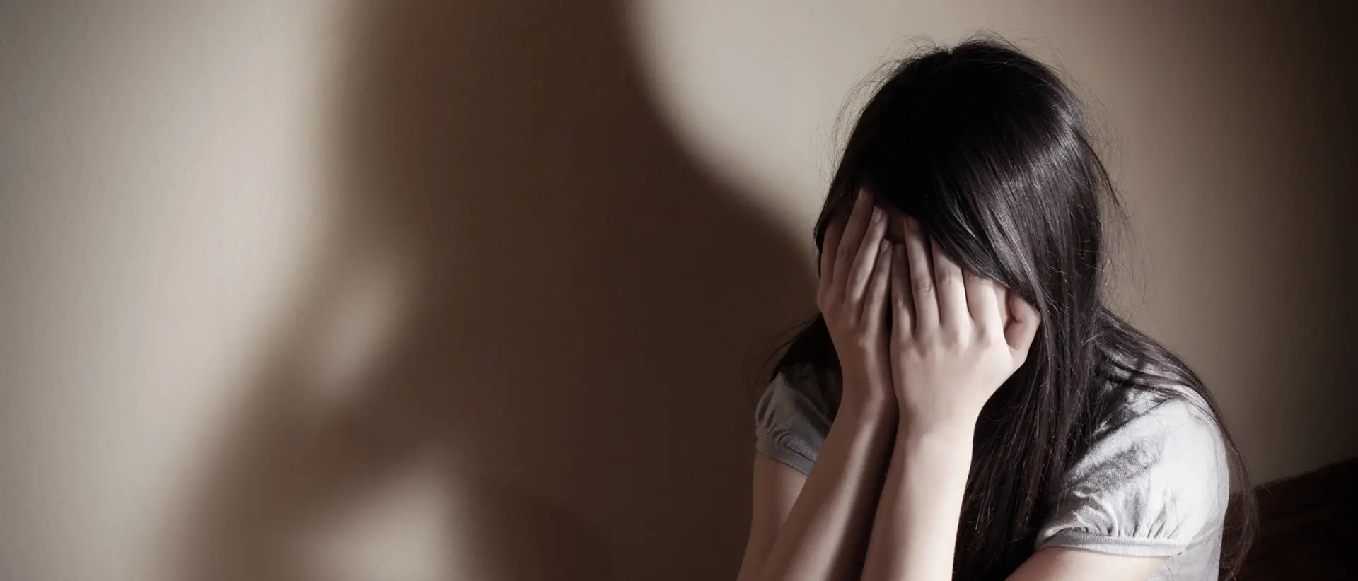 Crotone, violenza sessuale su una minorenne\u00A0e atti persecutori: due giovani arrestati\n