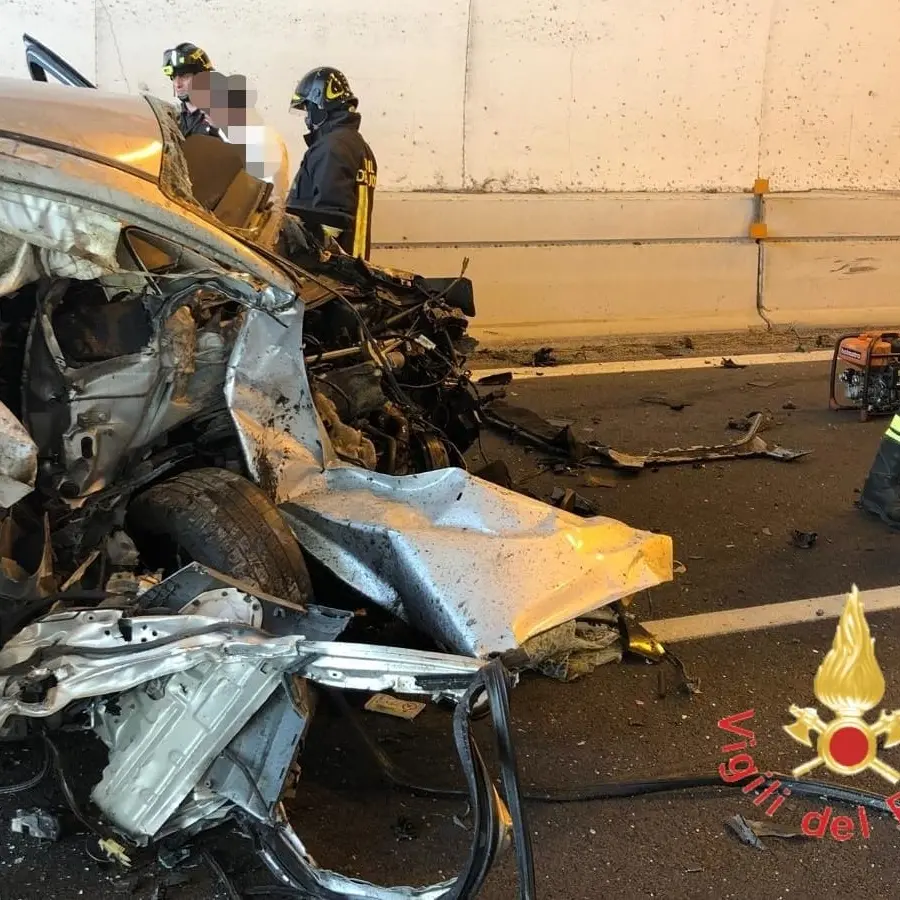 Ancora un incidente mortale in Calabria: perde il controllo dell’auto e si schianta contro una galleria nel Reggino\n