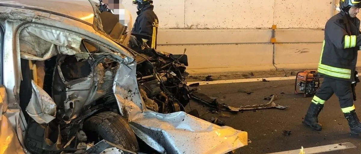 Ancora un incidente mortale in Calabria: perde il controllo dell’auto e si schianta contro una galleria nel Reggino\n