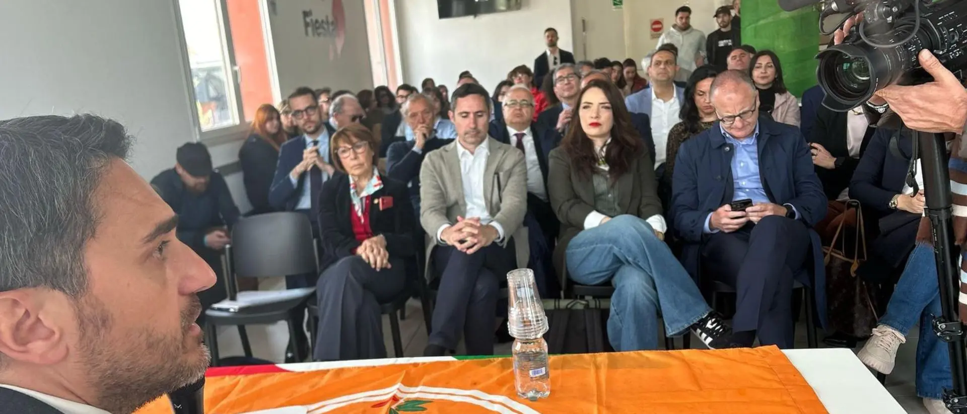 Il Pd riparte da Nicola Irto candidato unico: «Almeno noi facciamo i congressi, i vertici non vengono scelti con due righe da Roma»\n