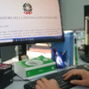 Si arrampica sulla recinzione e inveisce contro i tifosi avversari, Daspo di 8 anni per un supporter gialloroso\n