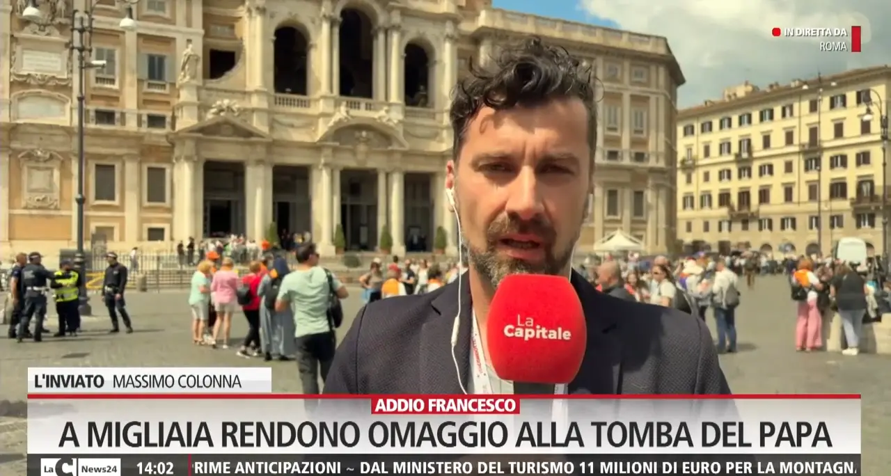 Migliaia di fedeli rendono omaggio alla tomba di papa Francesco