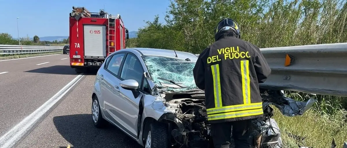 Incidente in autostrada a Falerna, perde il controllo dell’auto e sbatte contro il guardrail: conducente\u00A0ferita