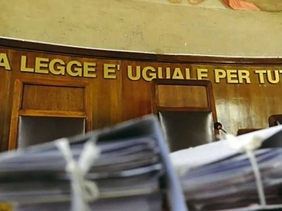 Dipendenti sfruttati nei supermercati del Catanzarese, rinviate a giudizio quattro persone e due società