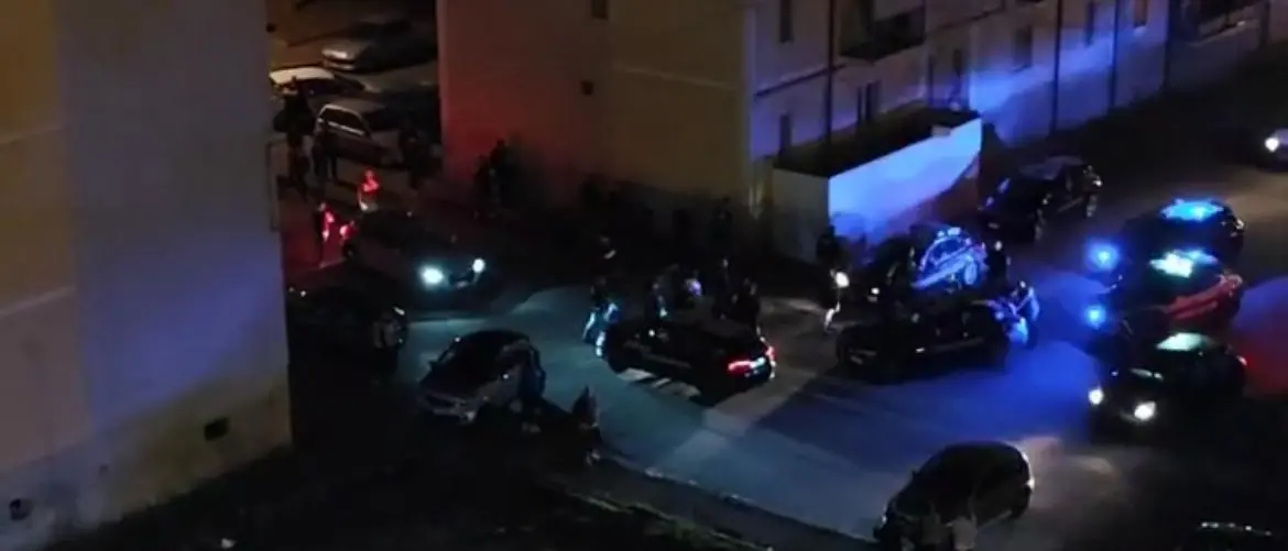 Tensione a Cosenza: carabinieri fermano minore su uno scooter e si ritrovano accerchiati da familiari e amici