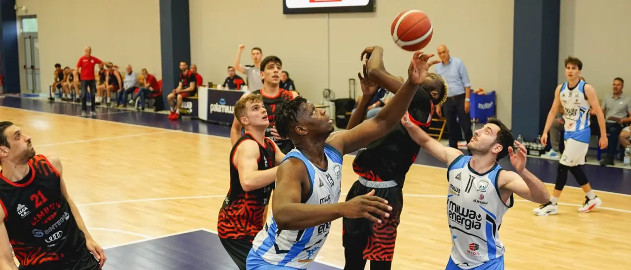 Basket, Viola Reggio sconfitta ma va ai play off promozione. Colpaccio del Rende, ko del Catanzaro