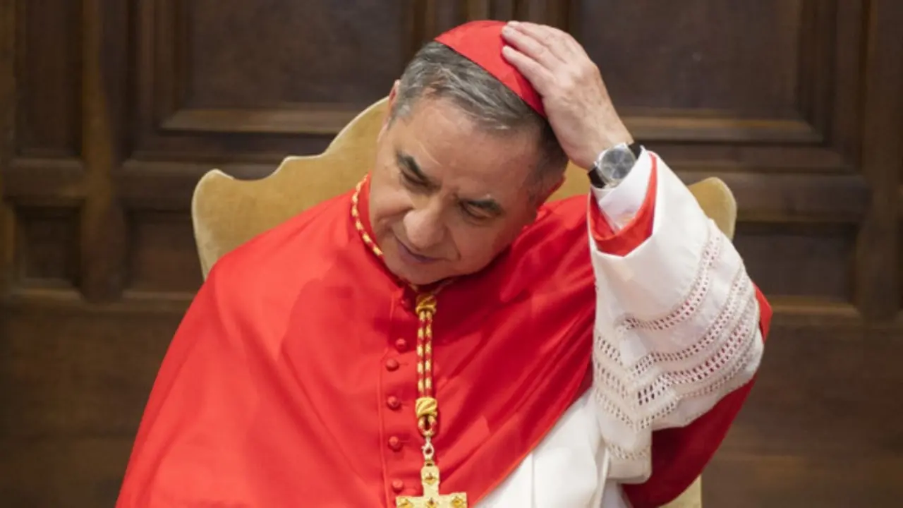 Il passo indietro del cardinale Becciu: «Obbedisco a papa Francesco, non entrerò in Conclave»\n