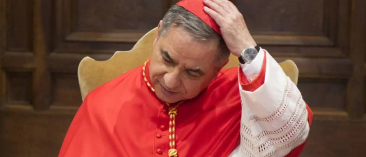 Il passo indietro del cardinale Becciu: «Obbedisco a papa Francesco, non entrerò in Conclave»\n