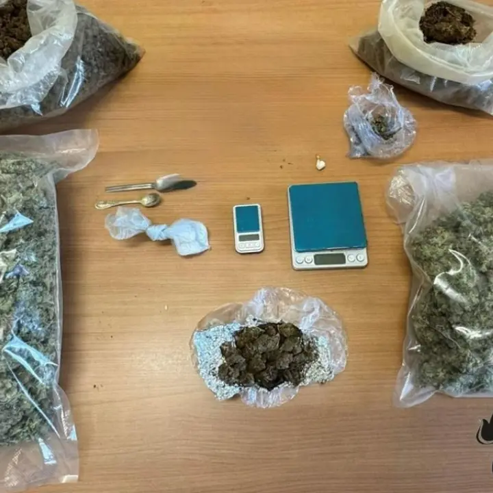 Pellaro, aveva l’obbligo di restare in casa e trasforma la propria abitazione in una centrale per lo spaccio: arrestato\n