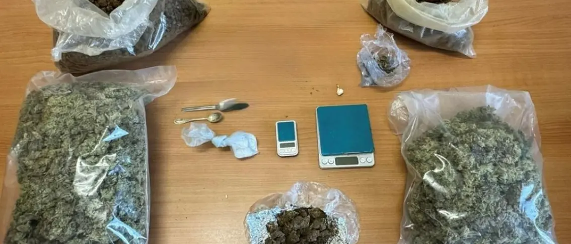 Pellaro, aveva l’obbligo di restare in casa e trasforma la propria abitazione in una centrale per lo spaccio: arrestato\n