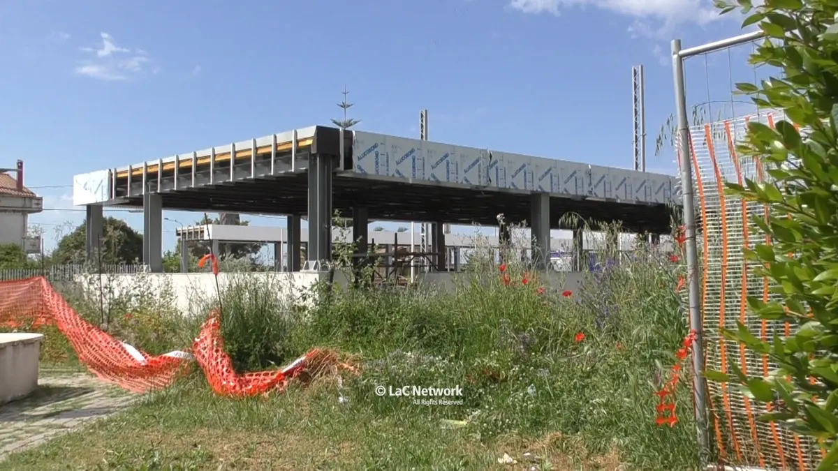 Lavori infiniti alla stazione di Botricello, cantiere nel degrado e nessun operaio: «Partiti nel 2017 non sono ancora terminati»\n