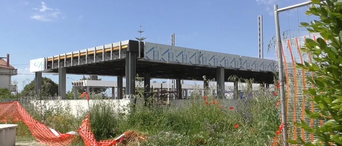 Lavori infiniti alla stazione di Botricello, cantiere nel degrado e nessun operaio: «Partiti nel 2017 non sono ancora terminati»\n