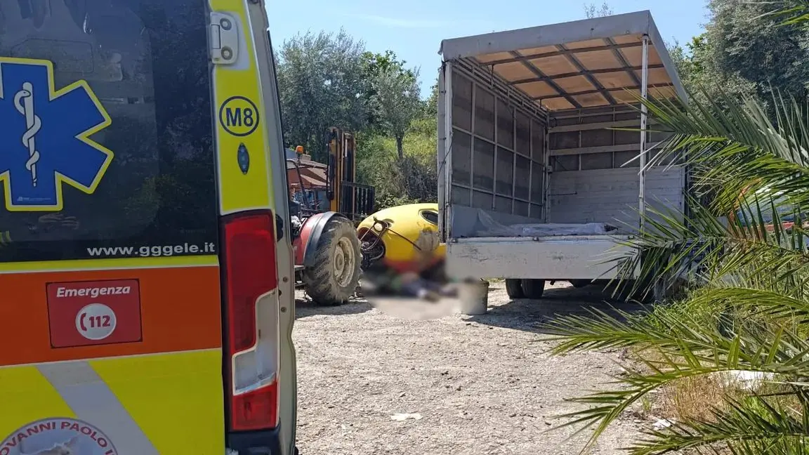 Tragedia sul lavoro a San Giorgio Albanese: ex carabiniere muore schiacciato da una cisterna\n