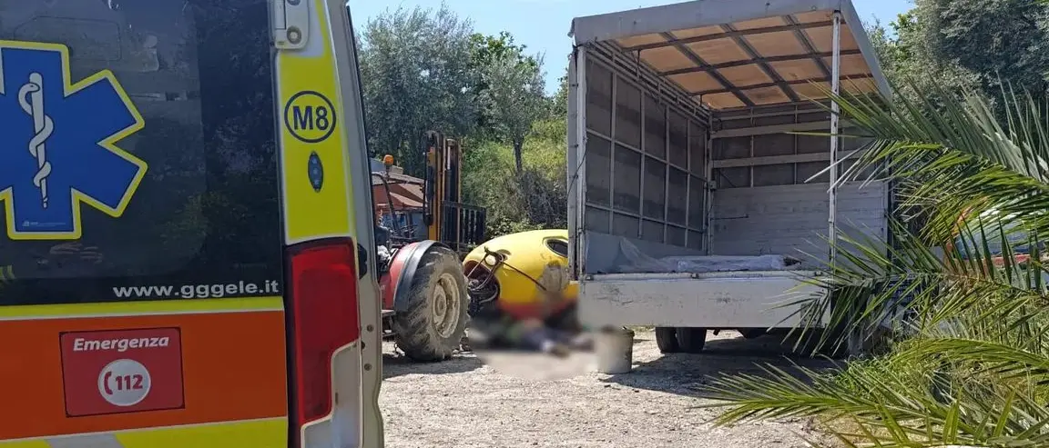 Tragedia sul lavoro a San Giorgio Albanese: ex carabiniere muore schiacciato da una cisterna\n