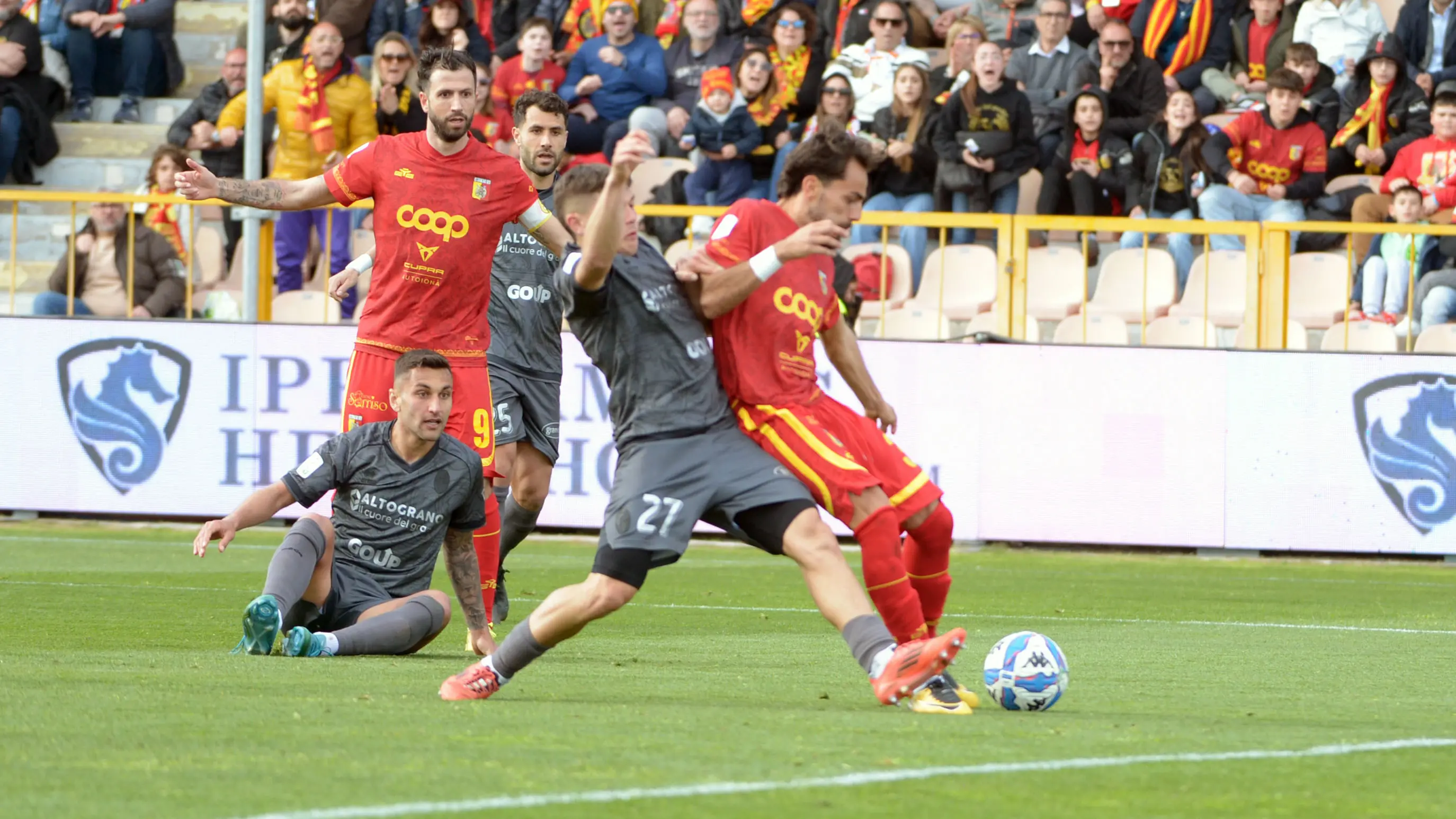 QUAGLIATA Giacomo durante la partita tra Catanzaro vs Bari del Campionato italiano di calcio Serie BKT 2024/2025 - Stadio Nicola Ceravolo. Catanzaro , Italia - 06 parile 2025 - during US Catanzaro vs SSC Bari, Italian soccer Serie B match in Catanzaro, Italy, April 06 2025